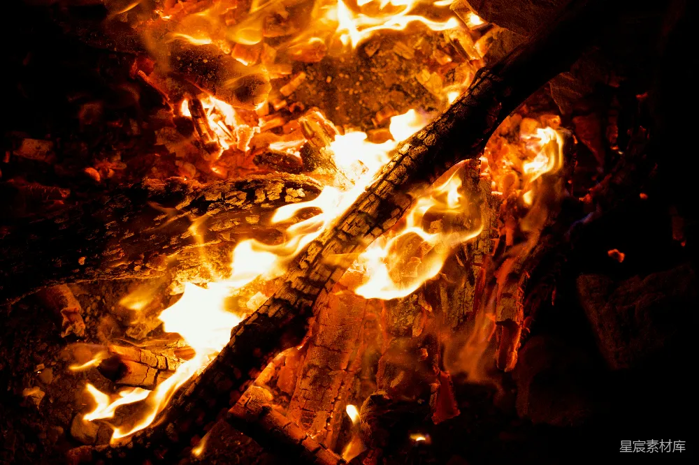 高清摄影 篝火 温暖 夜晚 户外 自然 熊熊燃烧的篝火