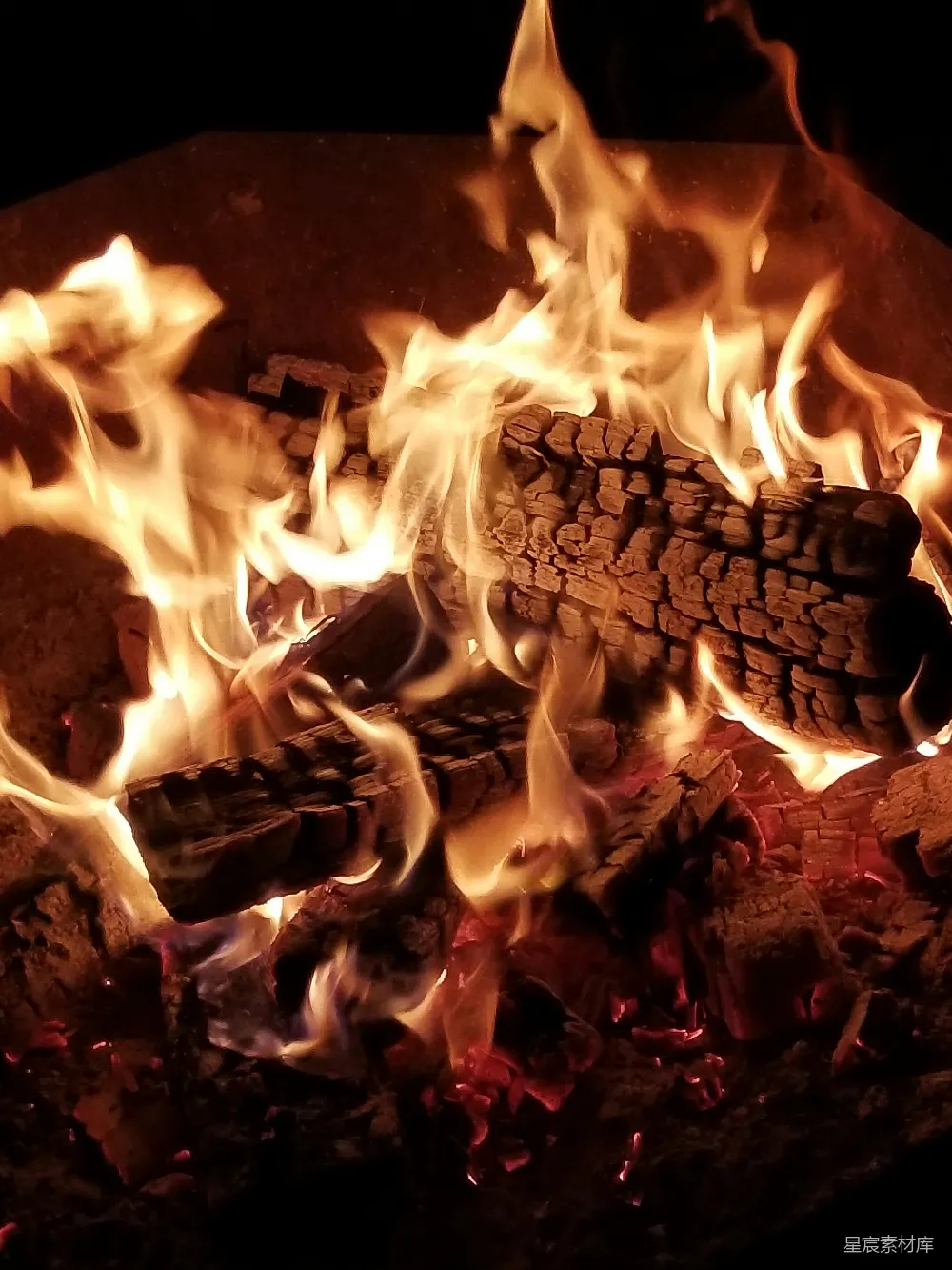 高清摄影 篝火 温暖 夜晚 自然 户外 燃烧的篝火