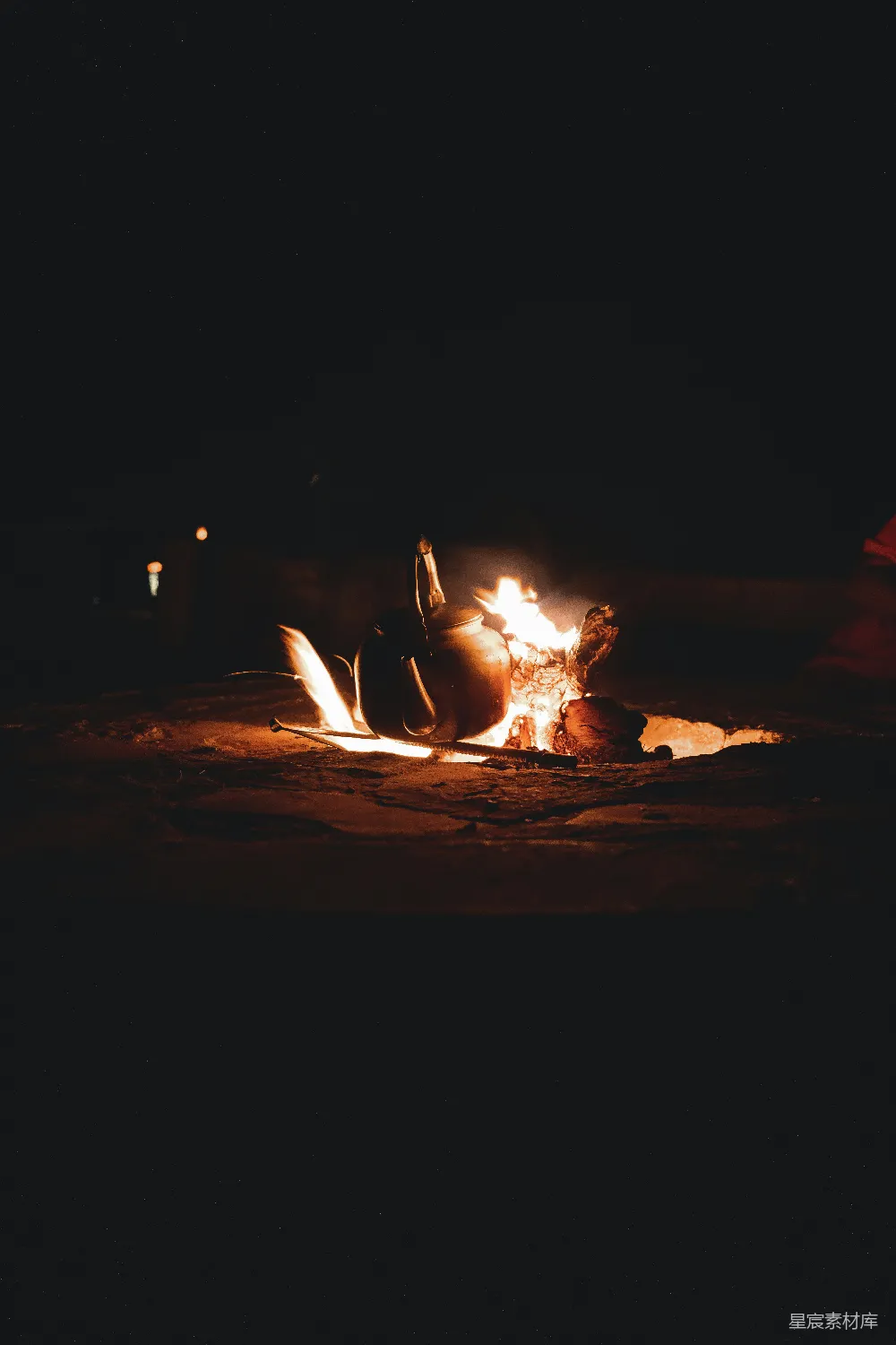 高清摄影 夜景 篝火 茶壶 户外 自然 篝火旁的茶壶