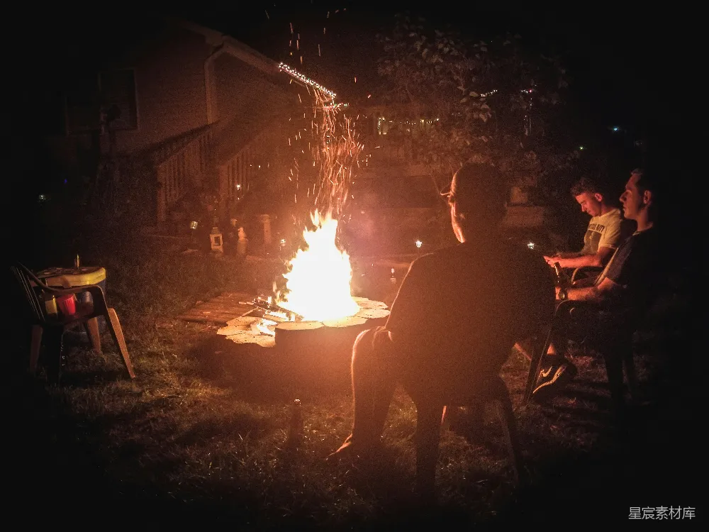 高清摄影 篝火 夜晚 户外 聚会 温馨 篝火旁的夜晚聚会