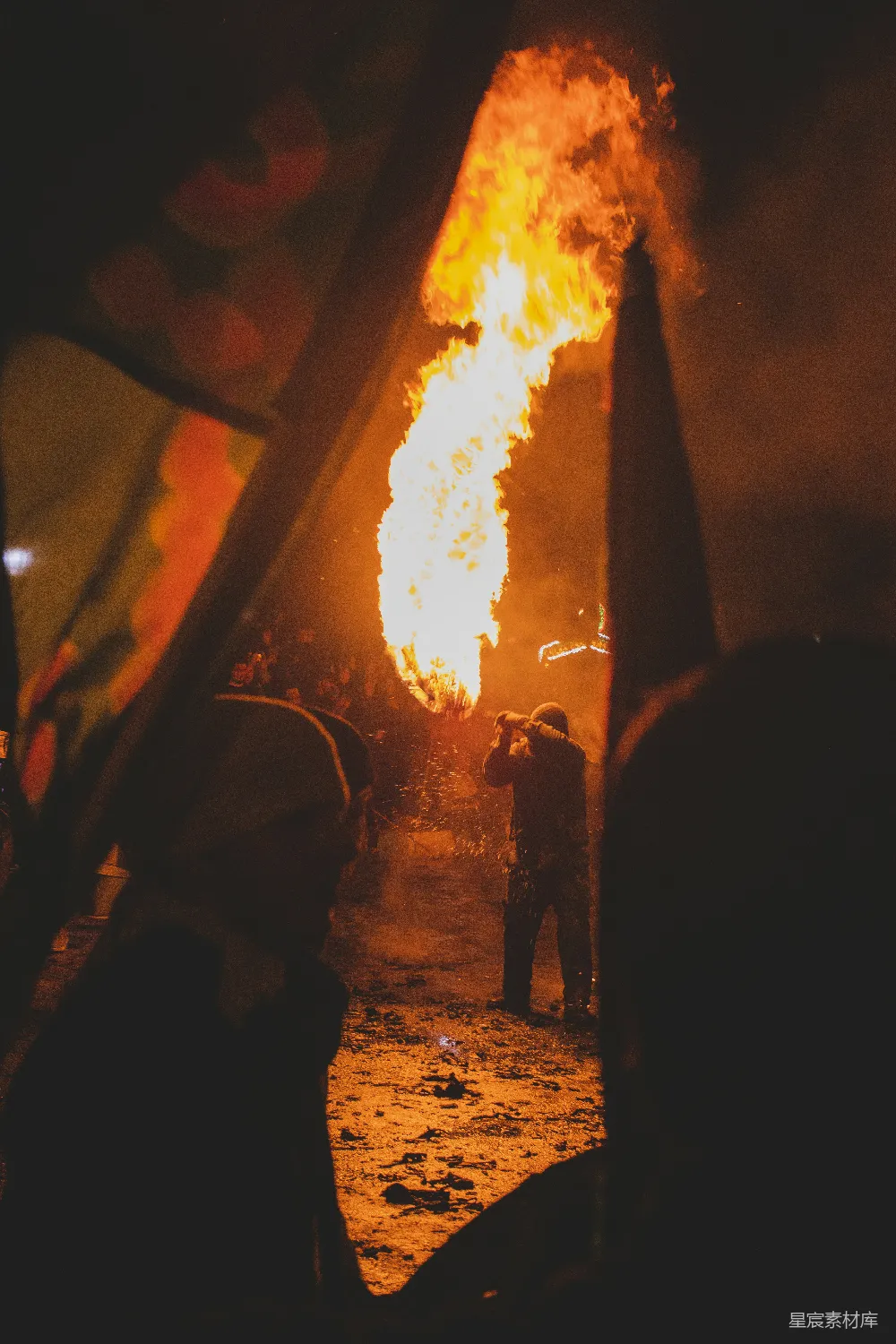 高清摄影 篝火晚会 夜景 人群 节日 庆祝 篝火晚会的剪影