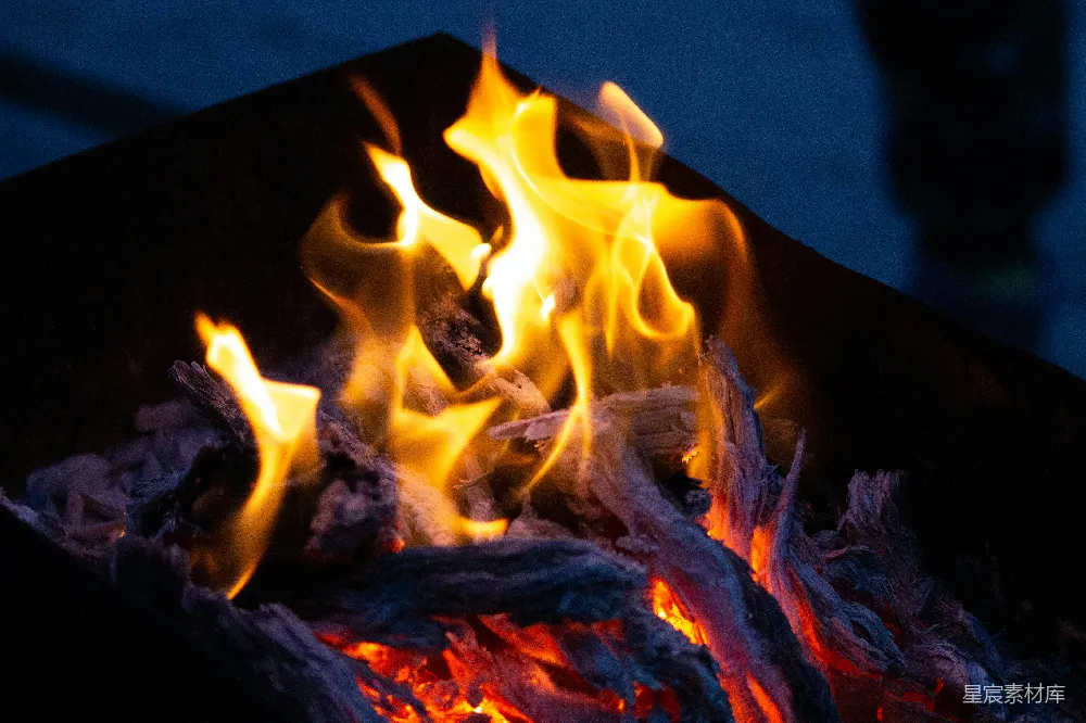 高清摄影 火焰 温暖 自然 静谧 夜晚 燃烧的火焰