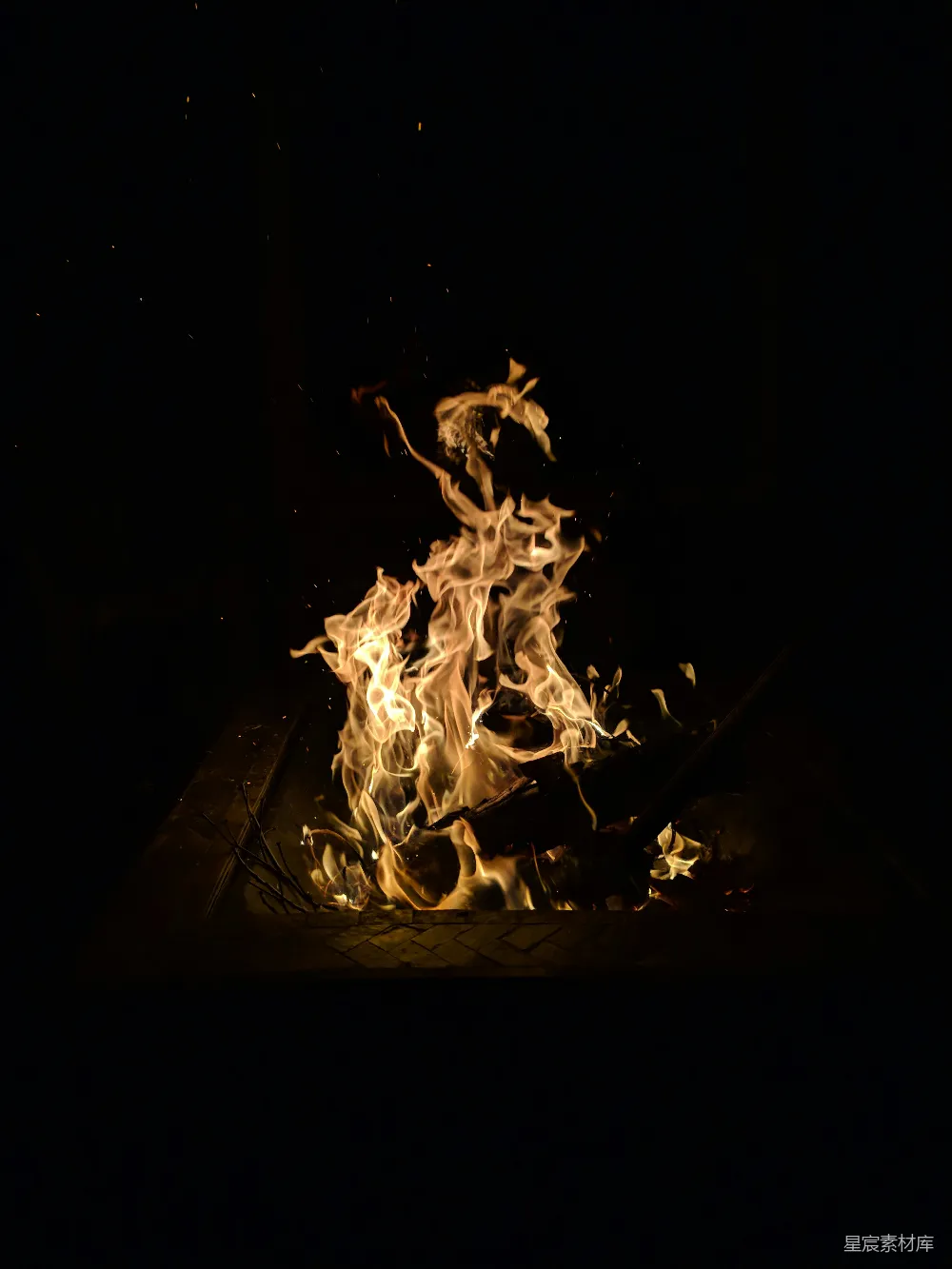 高清摄影 篝火 夜晚 温暖 户外 自然 篝火的夜晚