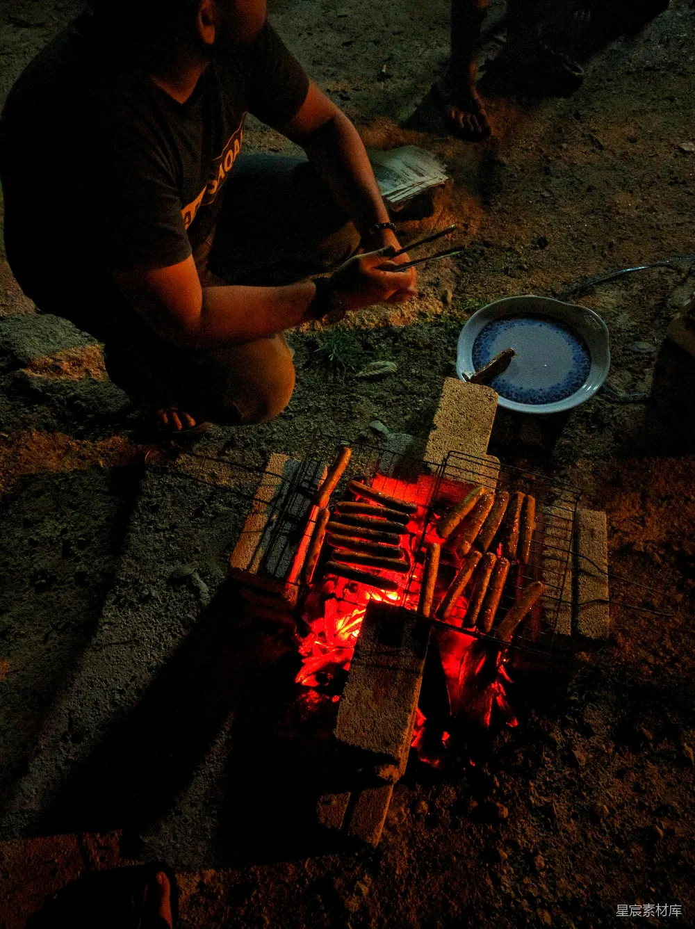 高清摄影 篝火 烧烤 户外 休闲 夜景 篝火旁的烧烤时光