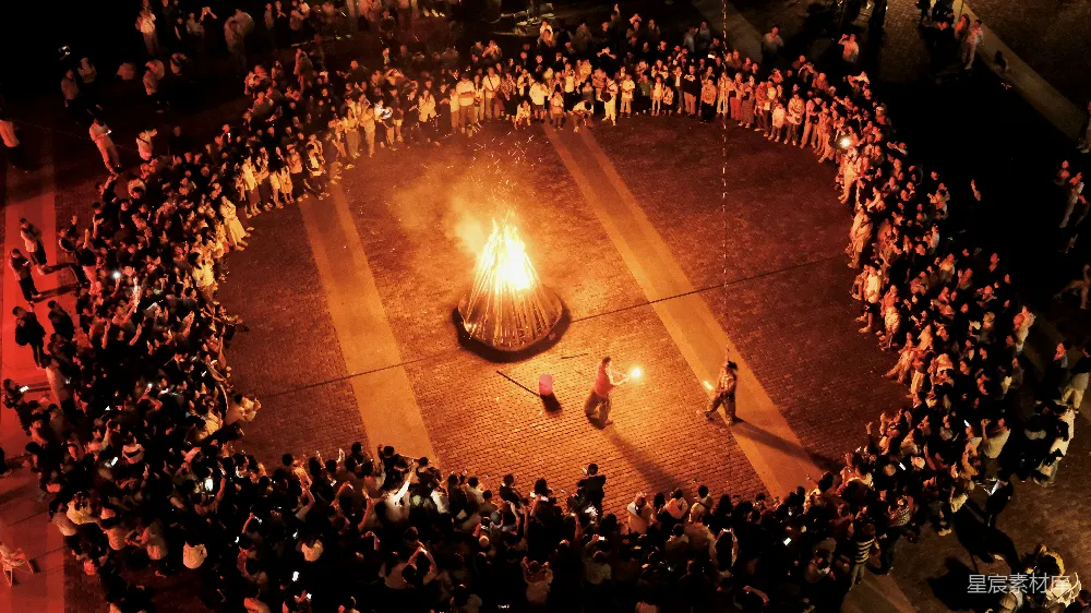 高清摄影 篝火 夜晚 人群 节日 户外 篝火晚会现场