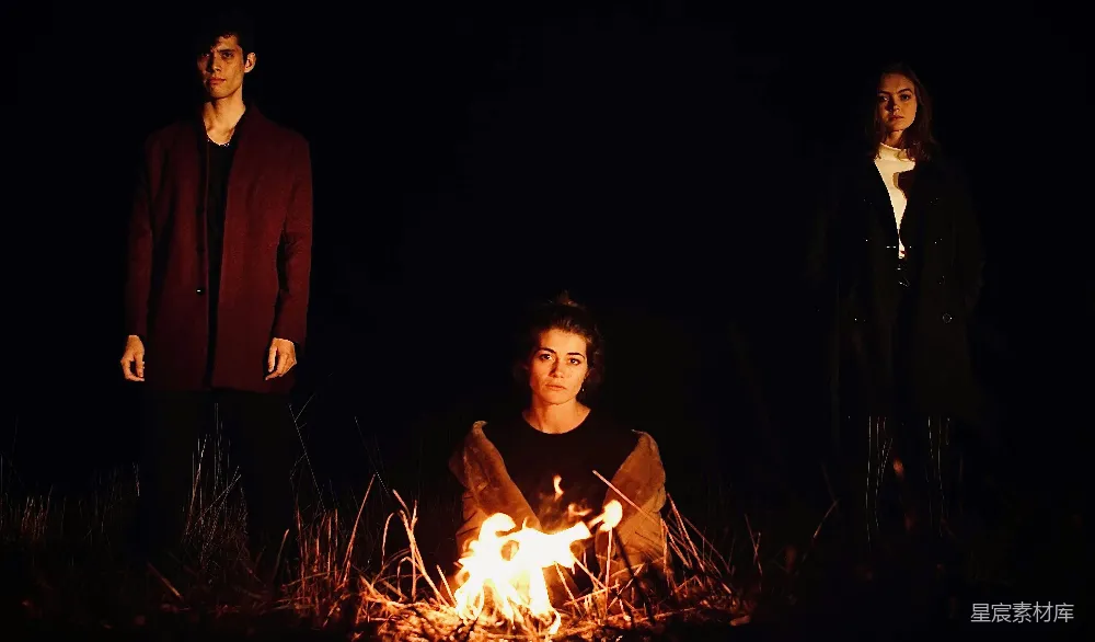 高清摄影 夜晚 篝火 人物 黑暗 静谧 篝火旁的夜晚三人组
