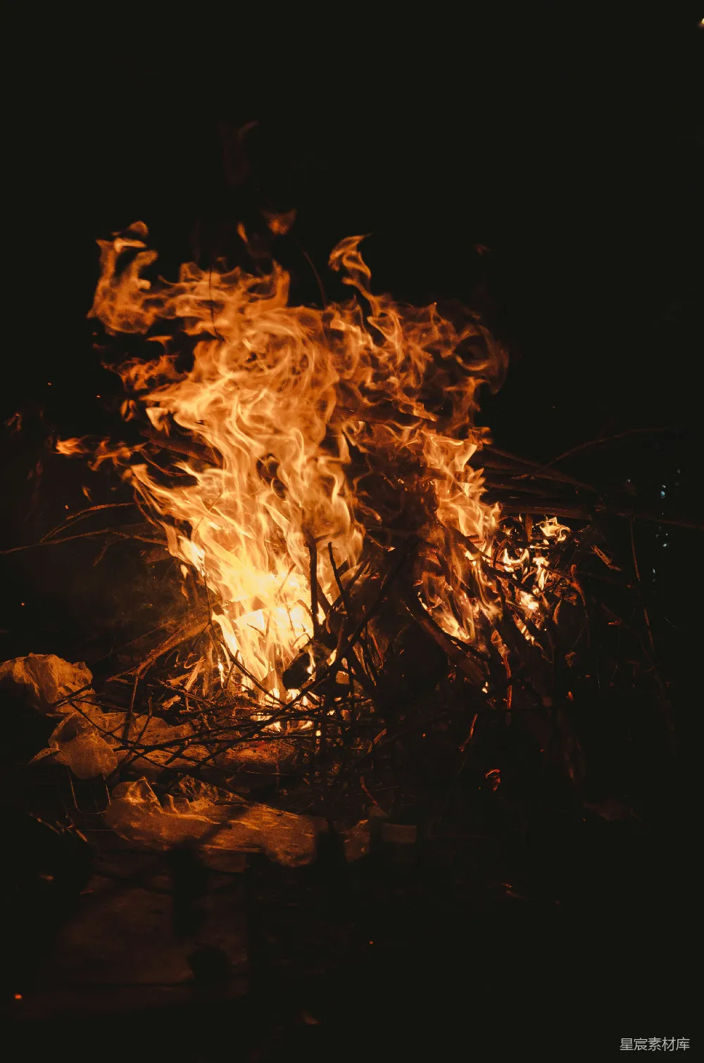 高清摄影 篝火 夜晚 温暖 户外 自然 篝火夜景