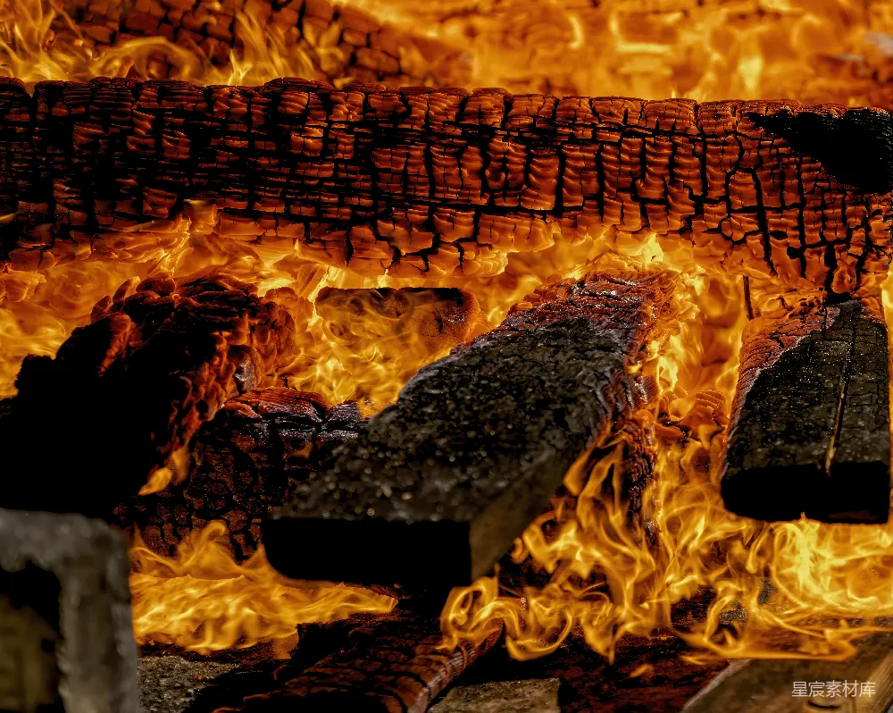 高清摄影 篝火 火焰 户外 自然 温暖 熊熊燃烧的篝火