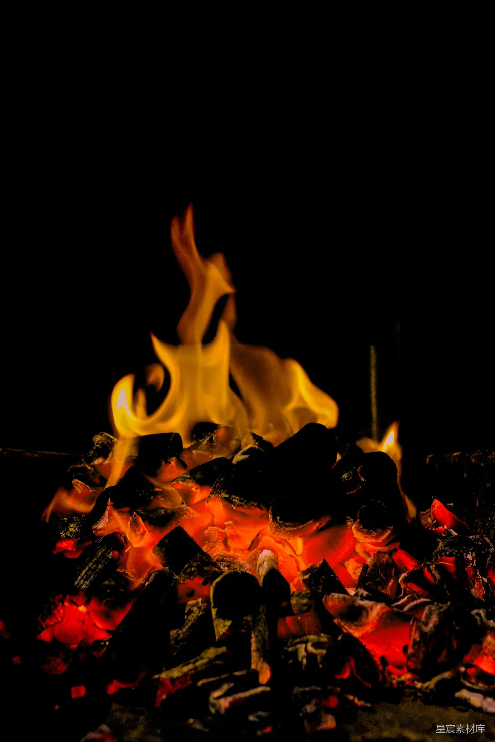 高清摄影 火焰 炭火 温暖 夜晚 自然 燃烧的炭火