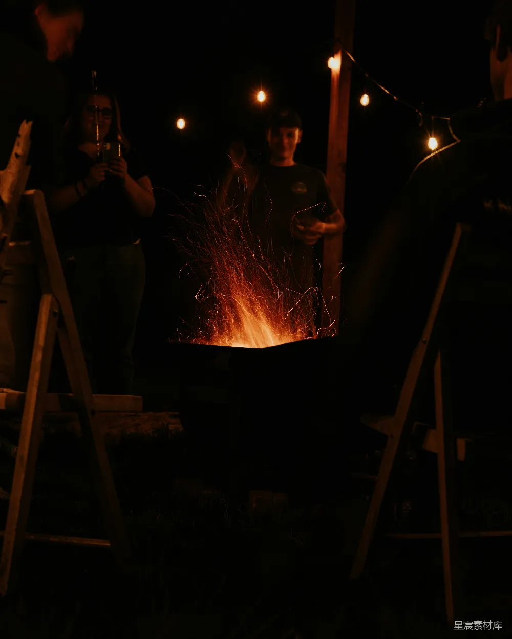 高清摄影 篝火 夜晚 聚会 户外 温暖 篝火晚会的温暖时刻