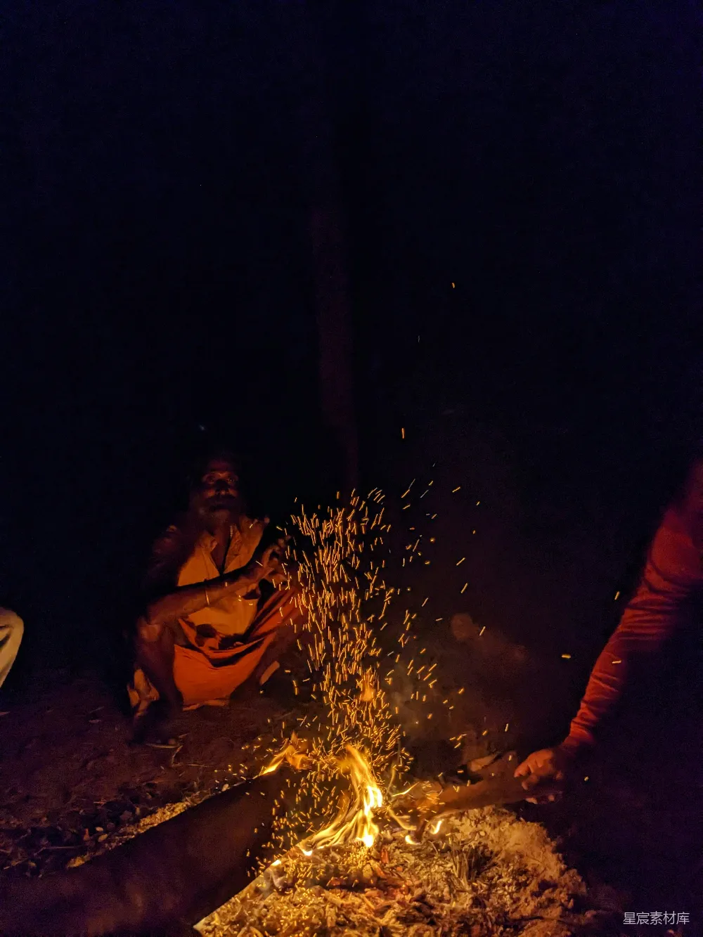 高清摄影 篝火 夜晚 祈祷 传统 文化 夜幕下的篝火与祈祷