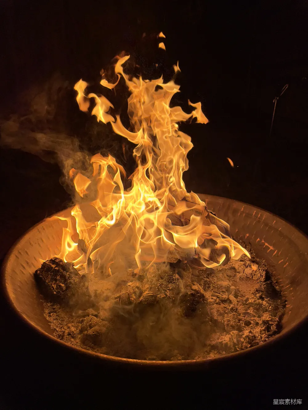 高清摄影 篝火 夜晚 温暖 户外活动 火光 篝火晚会的温暖时刻