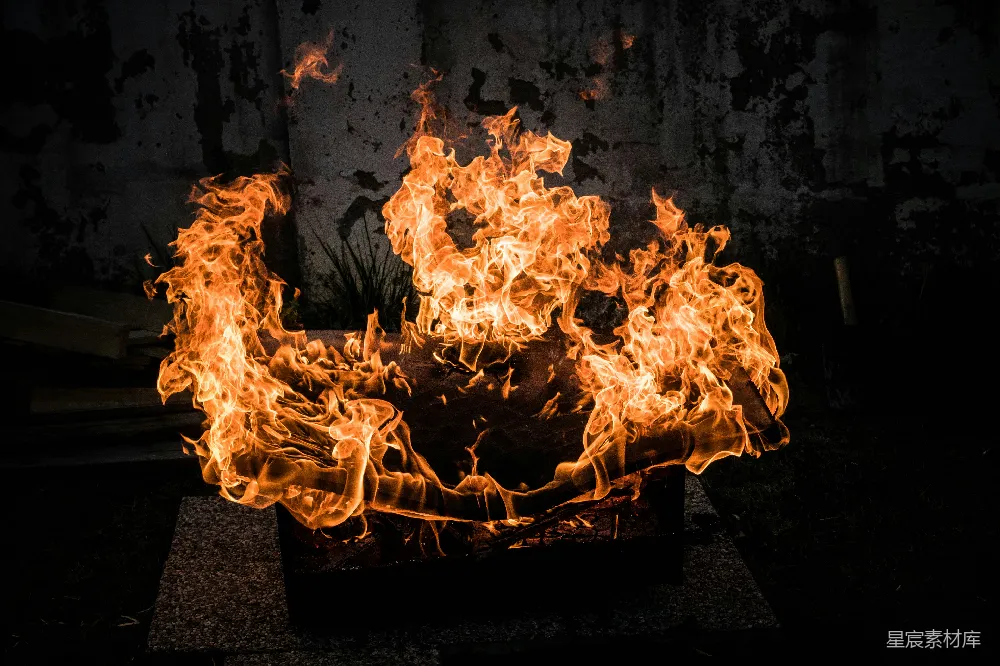 高清摄影 火焰 户外 自然 温暖 静谧 燃烧的木柴