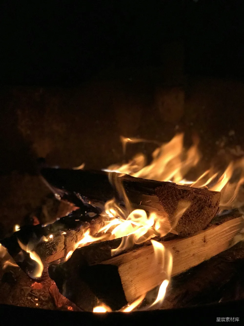高清摄影 壁炉 火焰 温暖 夜晚 舒适 温暖的壁炉火焰