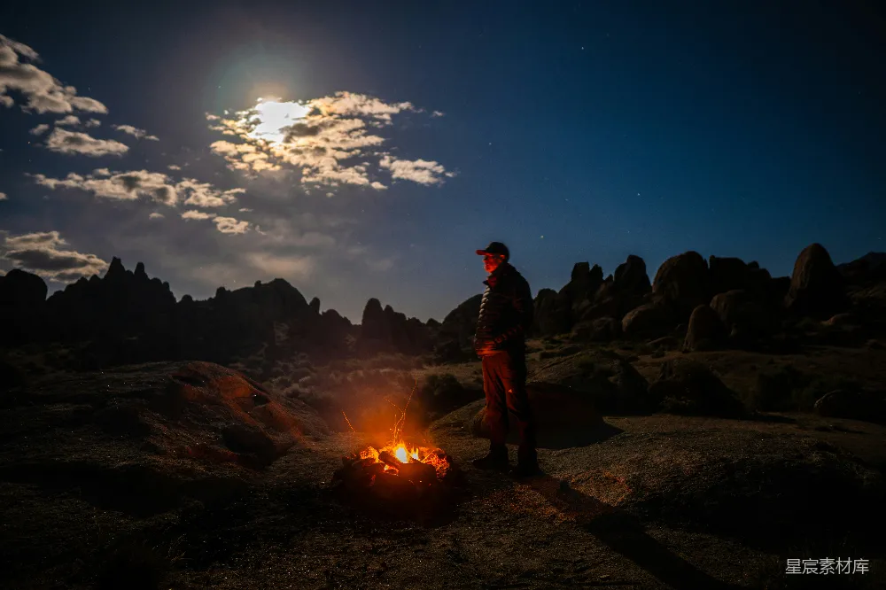 高清摄影 自然 野营 孤独 户外 篝火 月夜荒野中的篝火