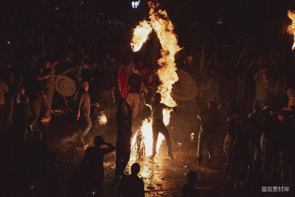 高清摄影 篝火晚会 夜间活动 节日气氛 人群 节日场景 篝火晚会中的激情时刻