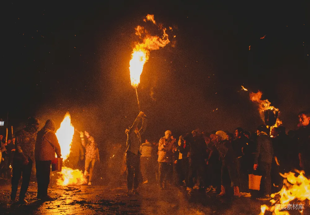 高清摄影 节日 夜晚 篝火 人群 传统 篝火晚会
