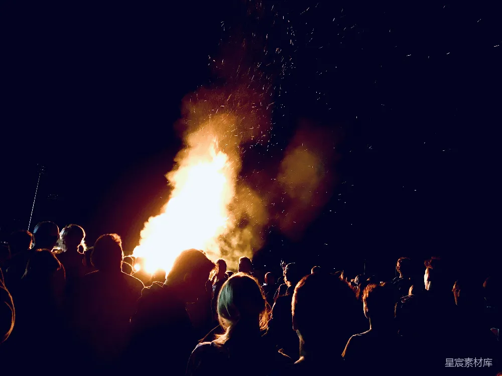 高清摄影 篝火 夜晚 人群 节日 户外 篝火晚会的夜景