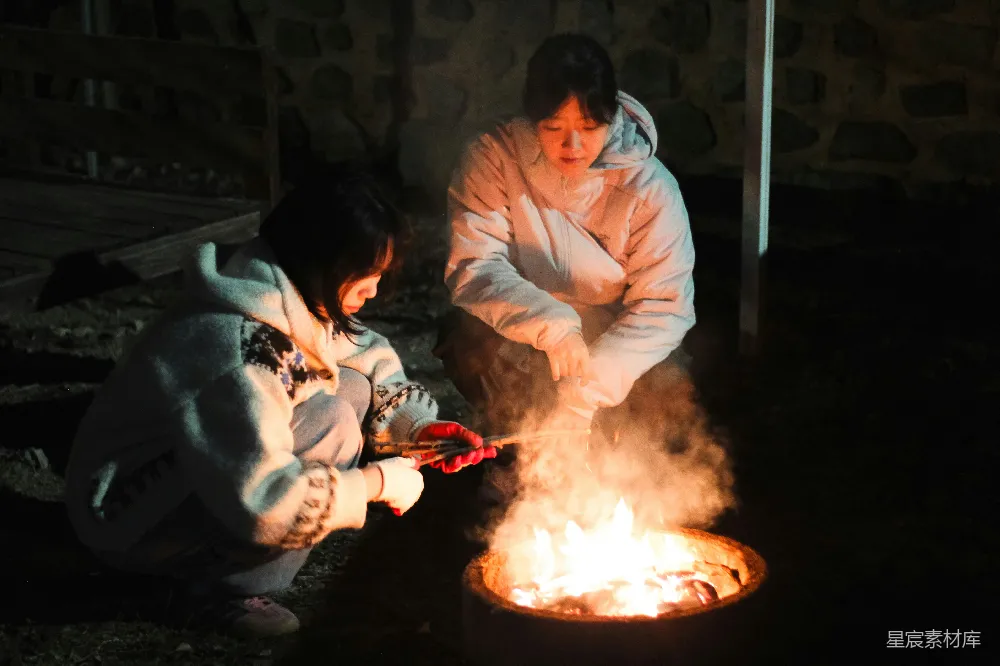 高清摄影 篝火 亲子活动 冬季 户外 温馨 冬日里的温暖时光