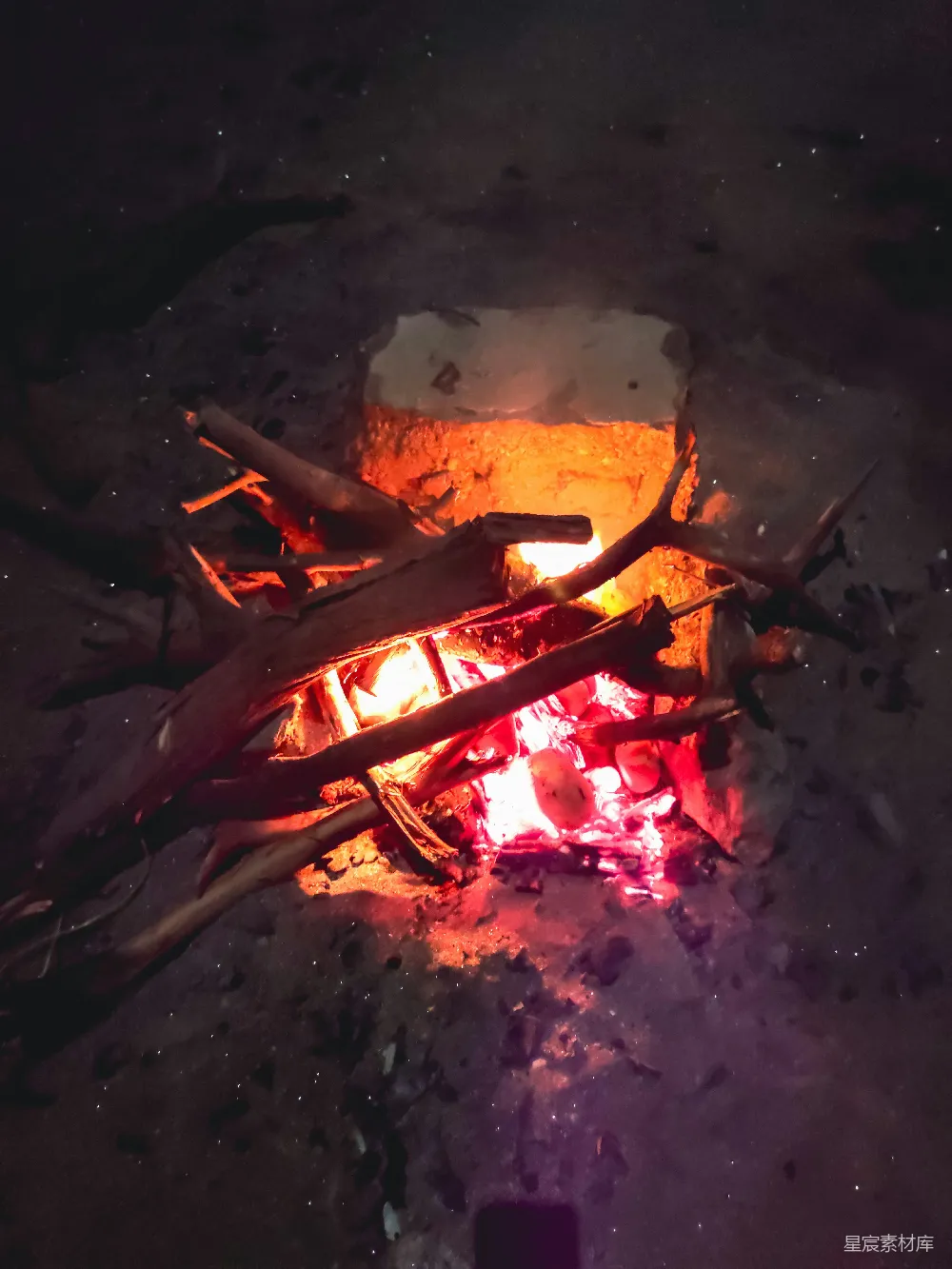 高清摄影 篝火 夜晚 温暖 户外 自然 篝火夜景