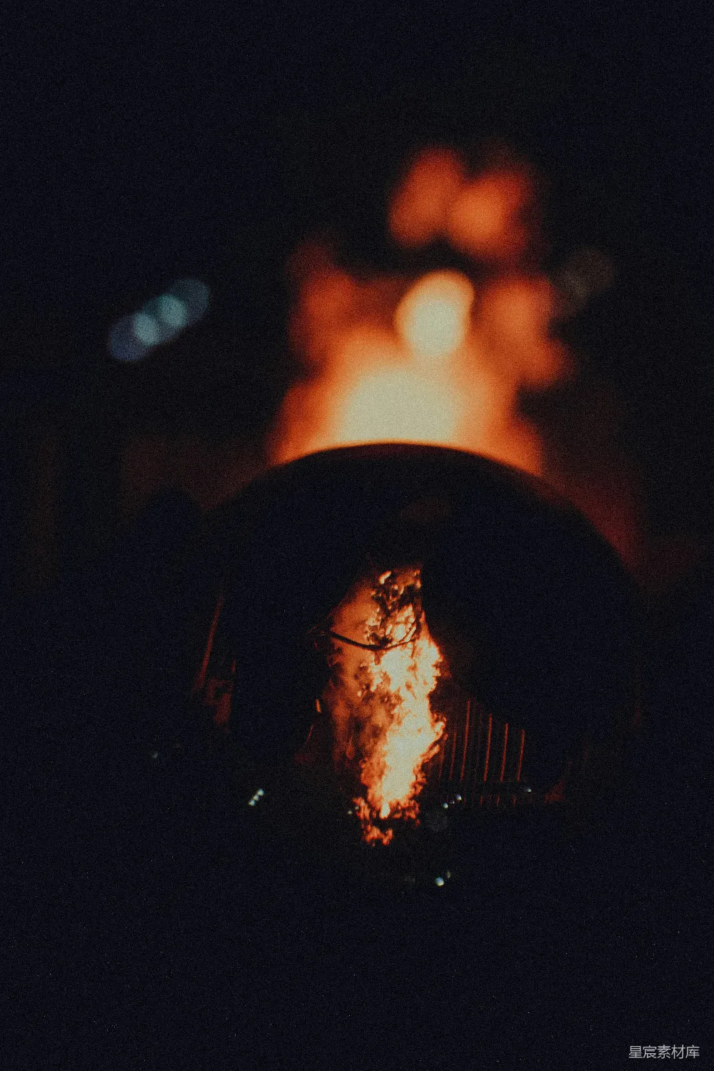 高清摄影 篝火 剪影 夜晚 户外 温暖 夜晚的篝火与剪影
