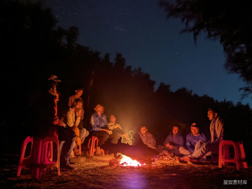 高清摄影 篝火 夜晚 户外 朋友 放松 篝火旁的夜晚聚餐