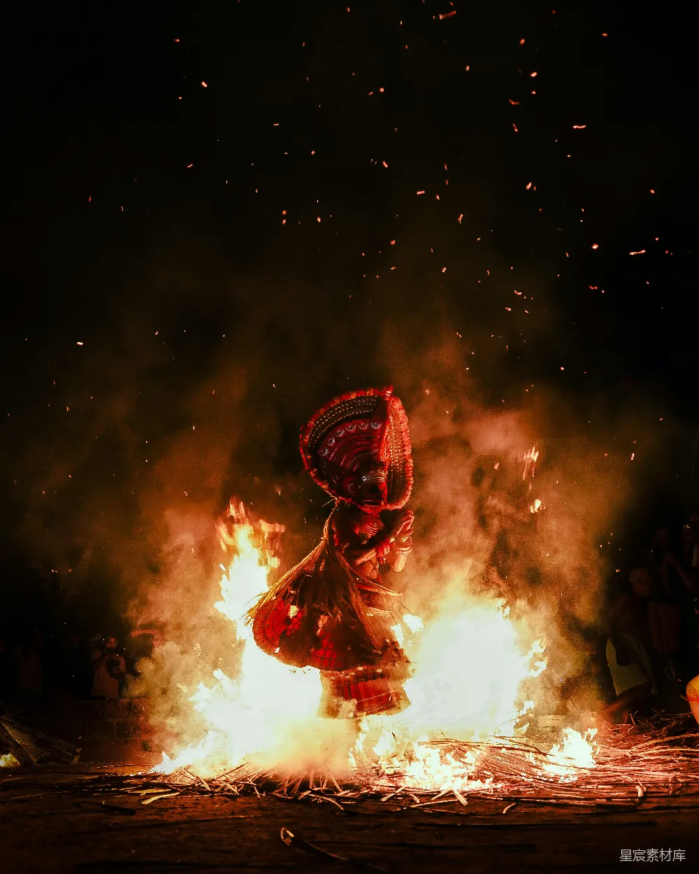 高清摄影 传统舞蹈 面具 火焰 文化庆典 夜间活动 火焰中的传统面具舞者