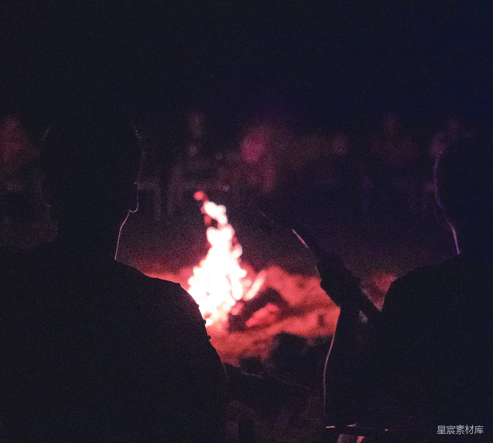 高清摄影 篝火 夜晚 友情 户外活动 亲密 篝火夜话