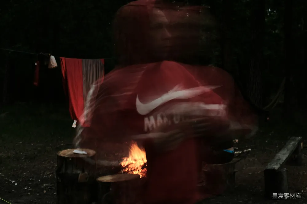 高清摄影 森林 篝火 跑步者 运动 夜晚 森林中的篝火与模糊的跑步者