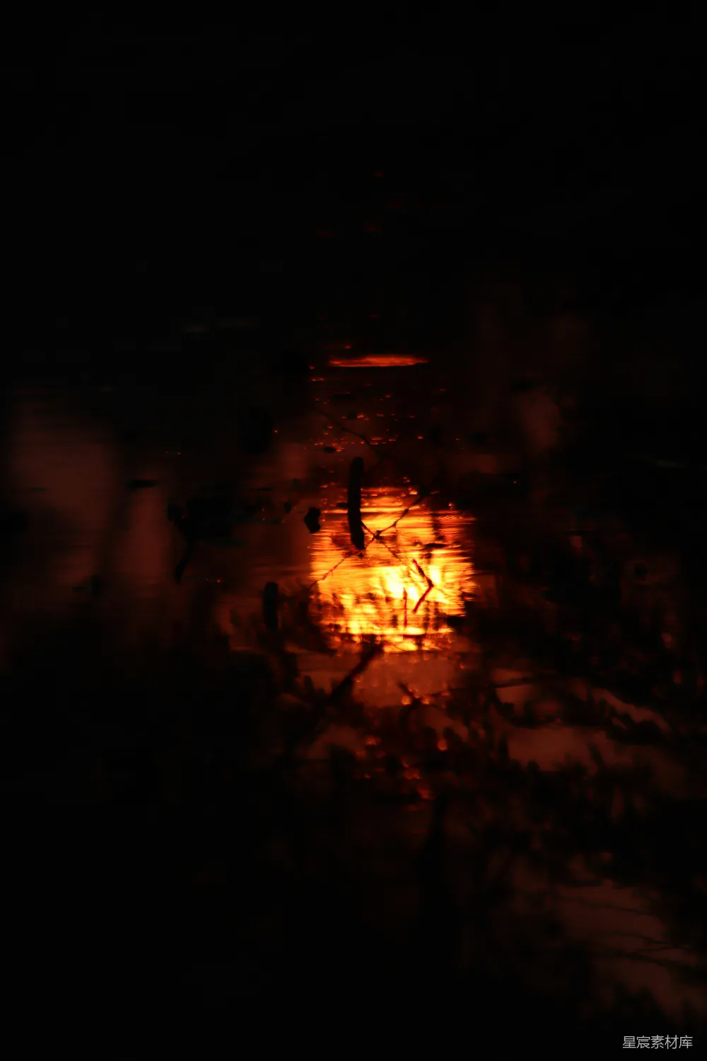 高清摄影 夜景 光影倒影 宁静 自然 氛围 夜幕下的光影倒影