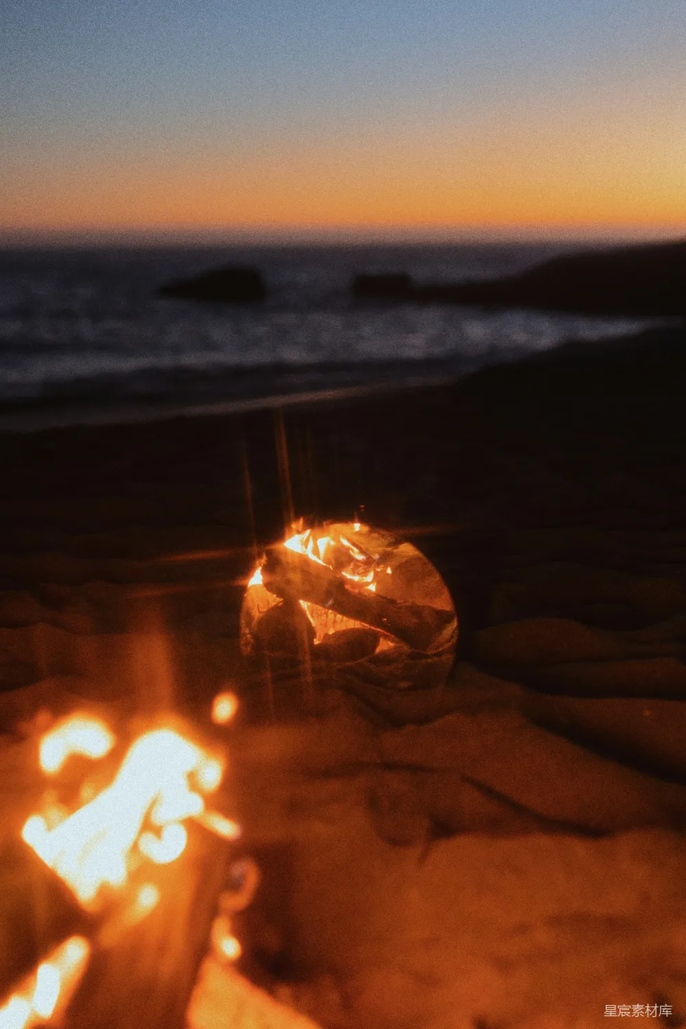 高清摄影 海滩 篝火 日落 自然 宁静 海滩上的篝火