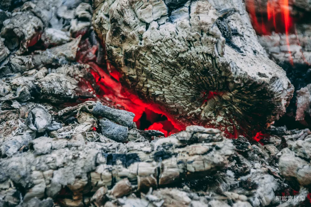 高清摄影 火光 余烬 自然 户外 温暖 余烬中的火光
