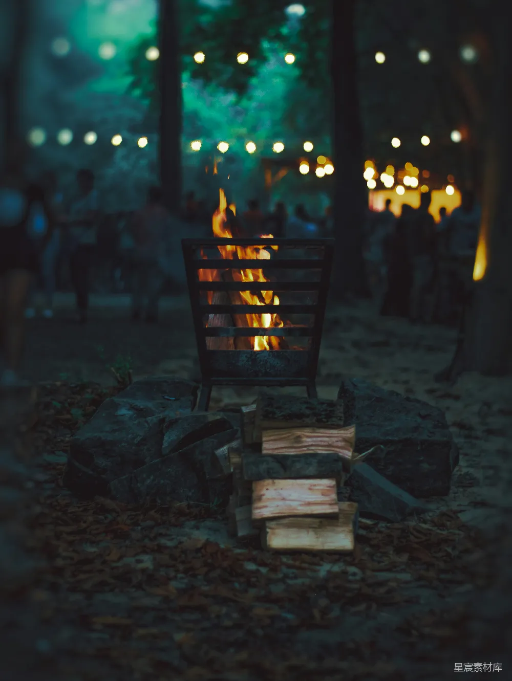 高清摄影 篝火 夜晚 户外活动 聚会 温暖 篝火晚会的温馨夜晚