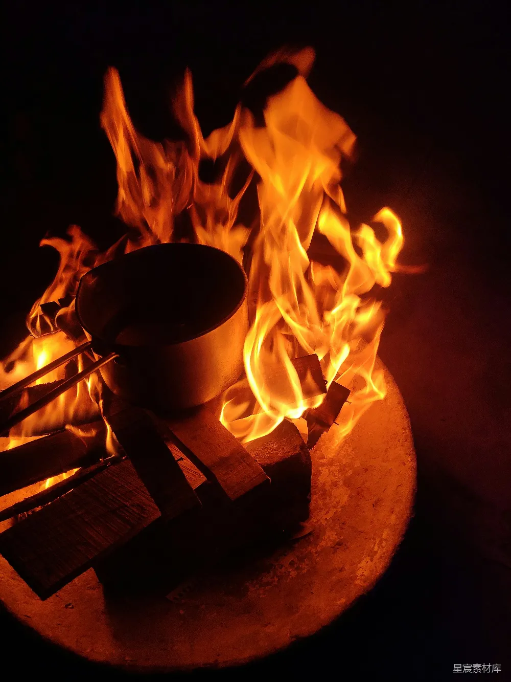 高清摄影 篝火 茶壶 夜晚 户外 温暖 篝火上的茶壶