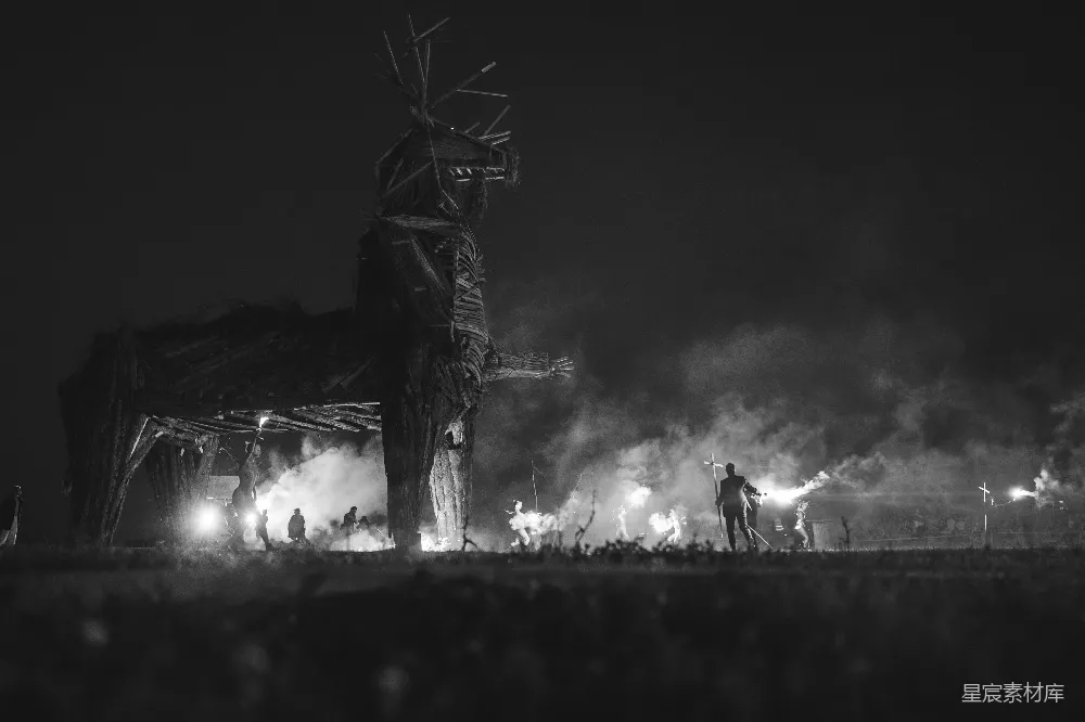 高清摄影 夜晚 木制人偶 神秘氛围 烟雾缭绕 户外活动 神秘的夜晚：木制人偶与烟雾