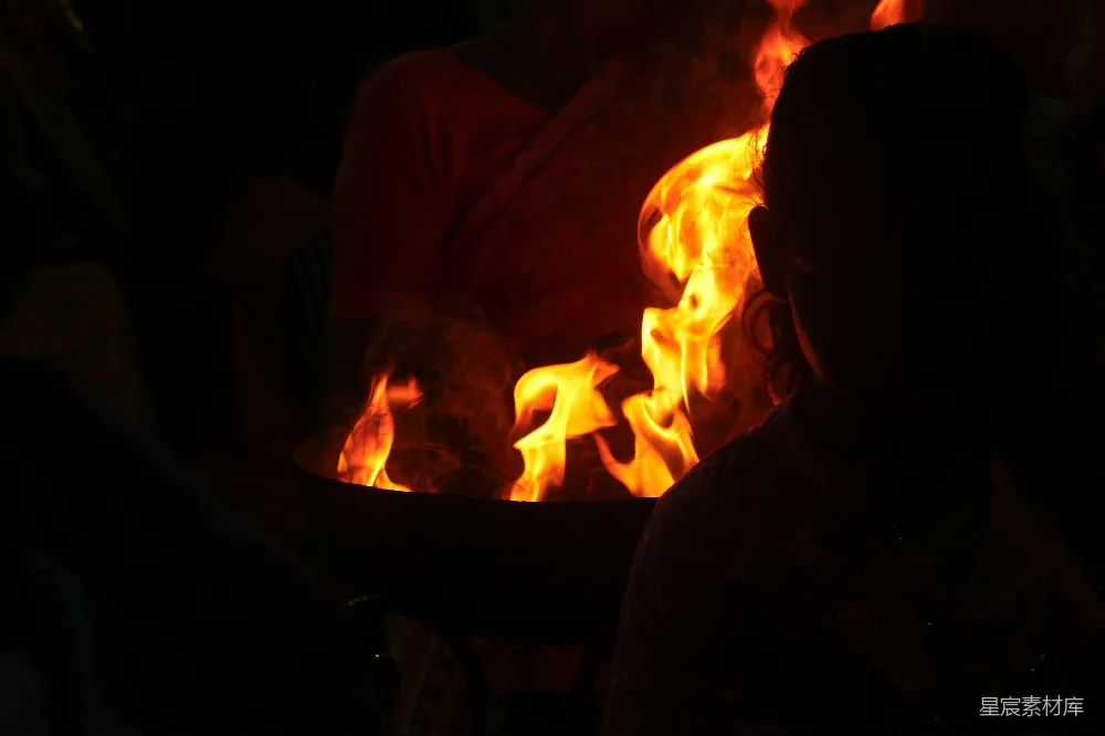 高清摄影 篝火 温暖 夜晚 朋友 放松 篝火旁的温暖时光