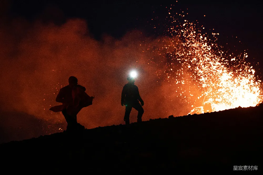 高清摄影 火山 探险 夜景 自然 冒险 火山爆发中的探险者