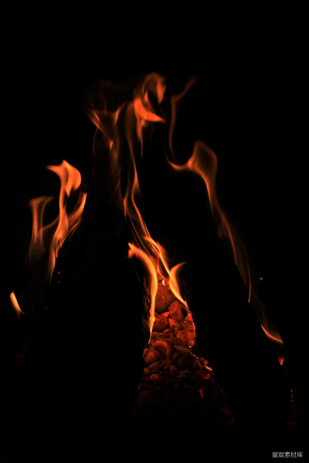 高清摄影 篝火 火光 黑暗 温暖 户外 夜幕下的篝火