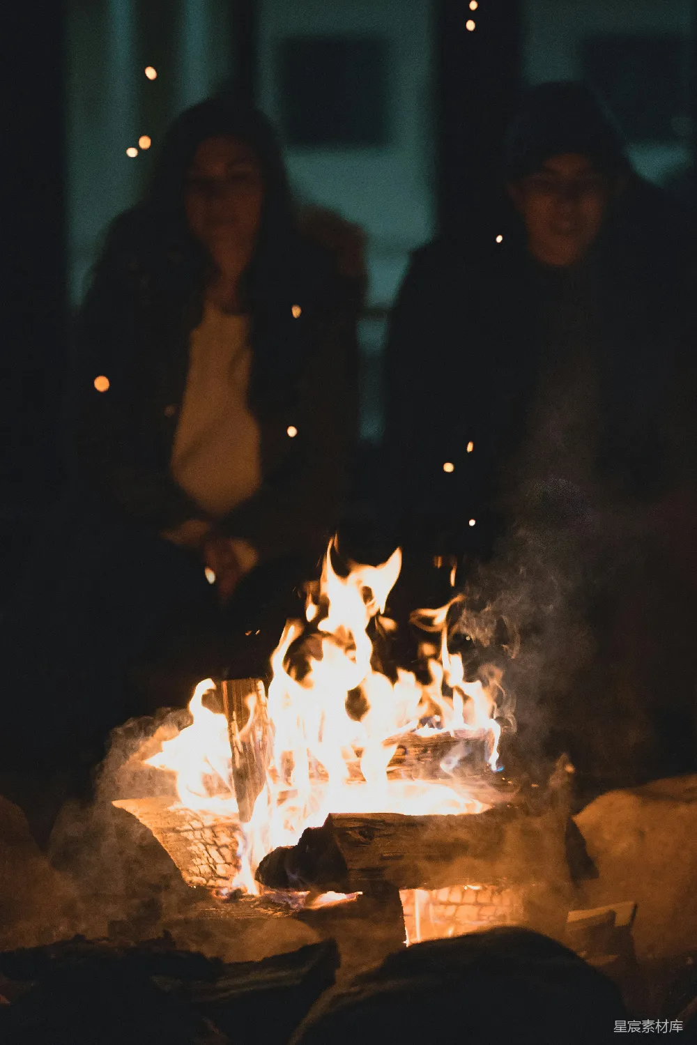 高清摄影 篝火 夜晚 朋友 温暖 户外 篝火旁的温暖时光