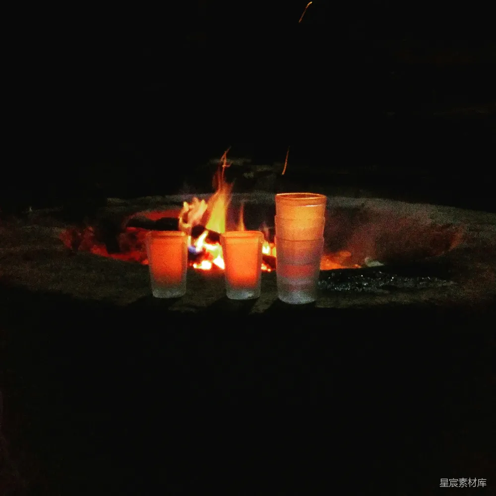 高清摄影 篝火 烛光 夜晚 浪漫 户外 夜幕下的篝火与烛光