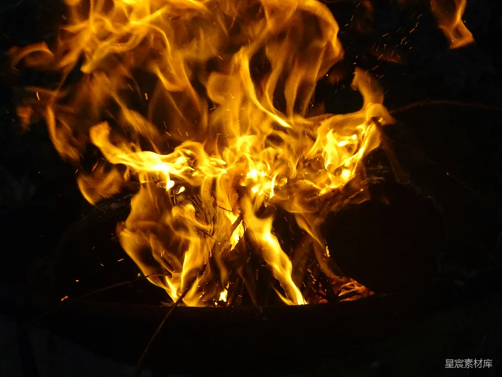 高清摄影 篝火 火焰 夜晚 户外 温暖 熊熊燃烧的篝火