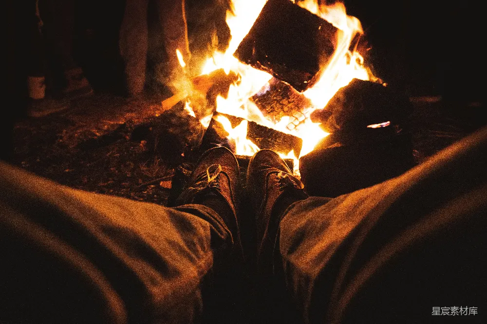 高清摄影 篝火 夜晚 休闲 温暖 户外 篝火旁的温暖时光