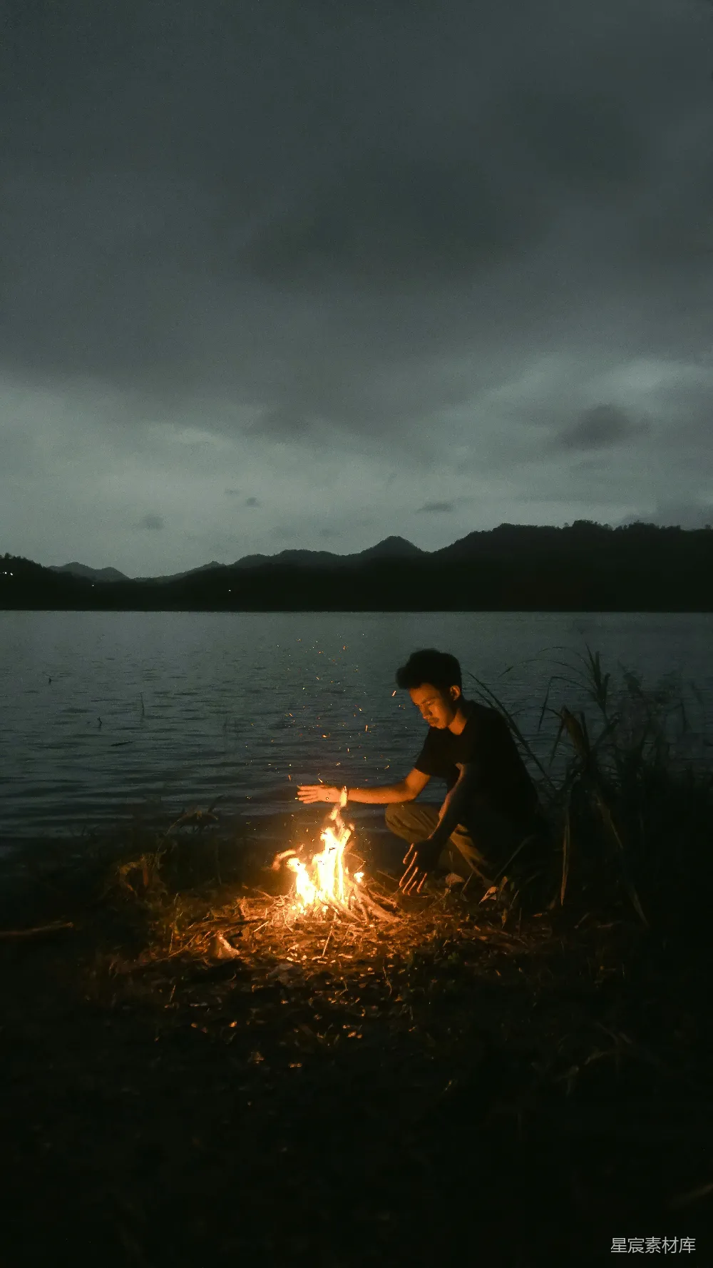 高清摄影 湖畔 篝火 夜景 自然 户外 湖边篝火夜景