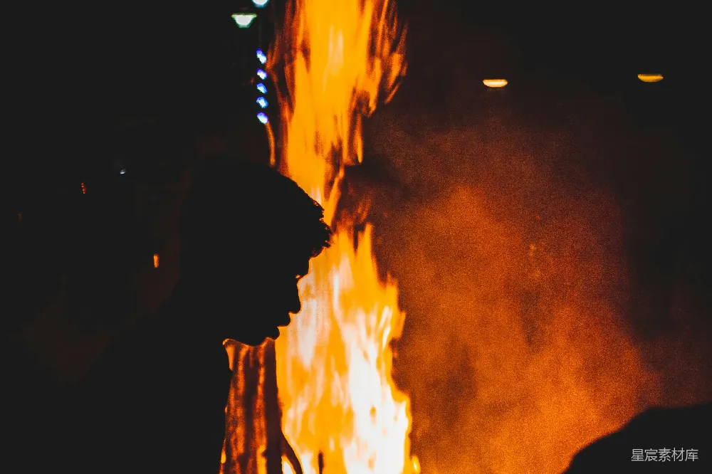 高清摄影 夜晚 剪影 城市 孤独 城市夜景 夜幕下的剪影：城市的灯火与孤独的灵魂