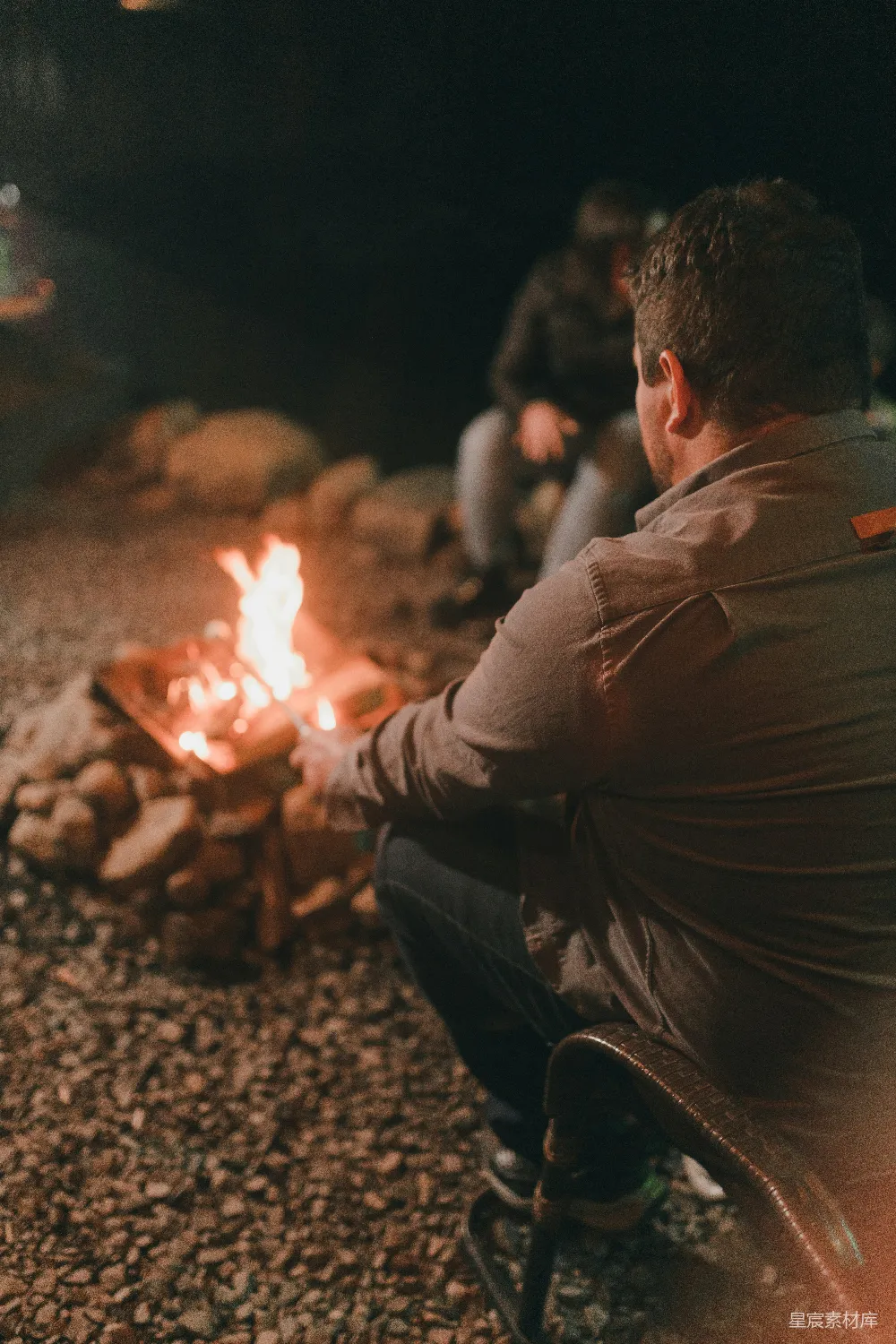 高清摄影 自然 露营 友谊 夜晚 放松 篝火旁的静谧时光