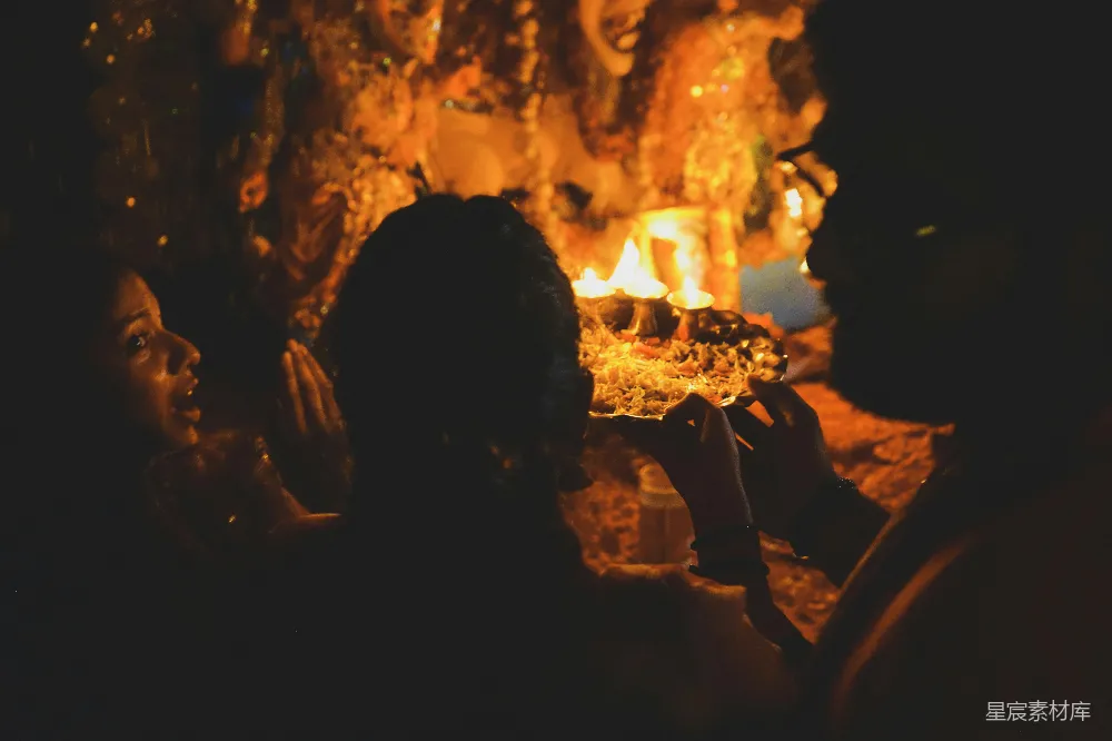 高清摄影 宗教仪式 祈祷 蜡烛 信仰 传统 虔诚的祈祷者