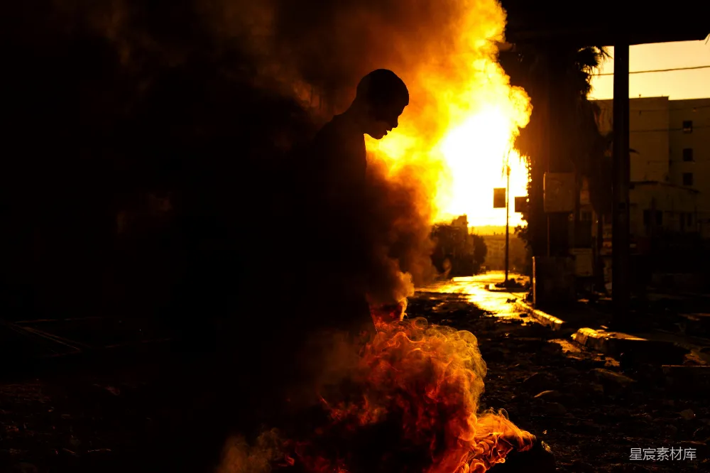 高清摄影 夜晚 抗议 火焰 冲突 街头 夜幕下的火焰革命