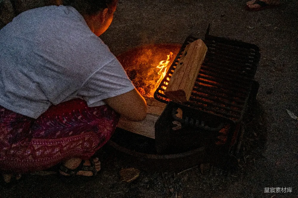 高清摄影 篝火 夜晚 户外 休闲 温暖 篝火旁的温暖时光