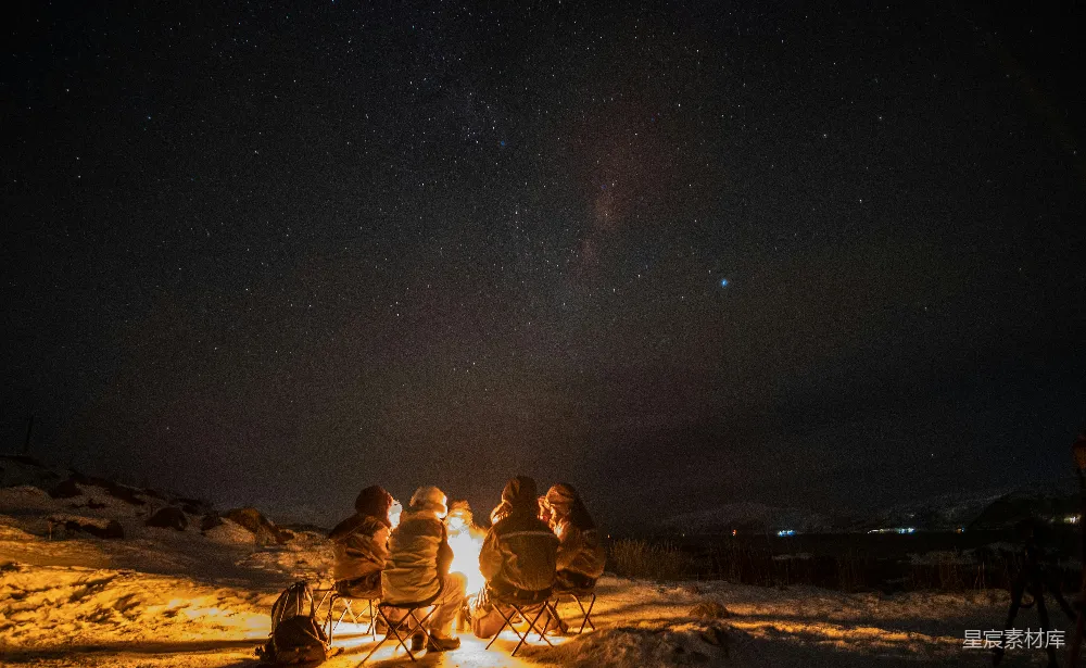 高清摄影 篝火 冬夜 星空 友谊 户外 冬夜篝火下的星空聚会