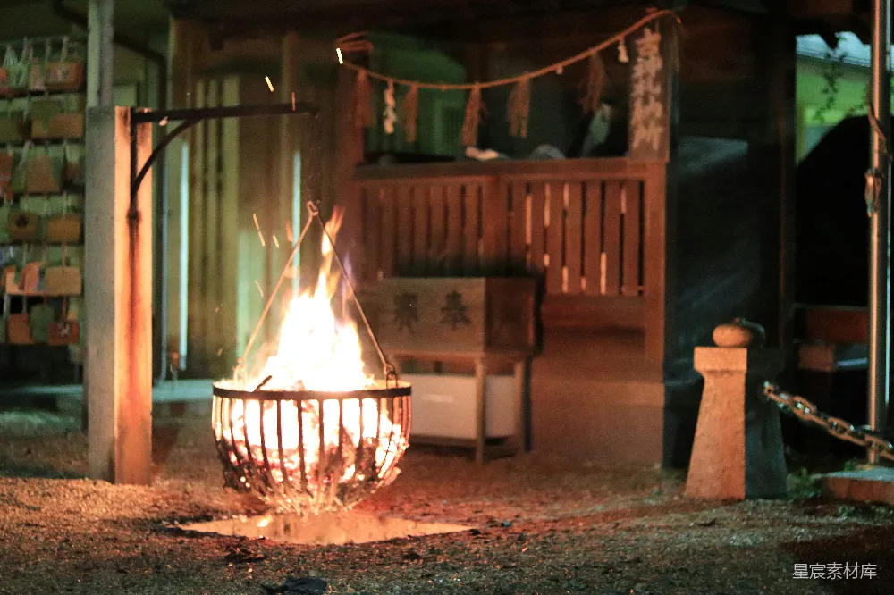 高清摄影 篝火 神社 夜晚 祭典 传统文化 夜幕下的篝火与神社